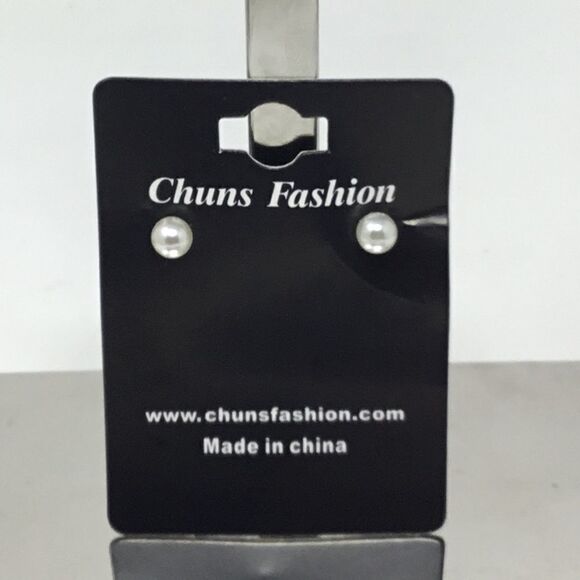 6mm Imitation Pearl Studs (H15) - Picture 2 of 4